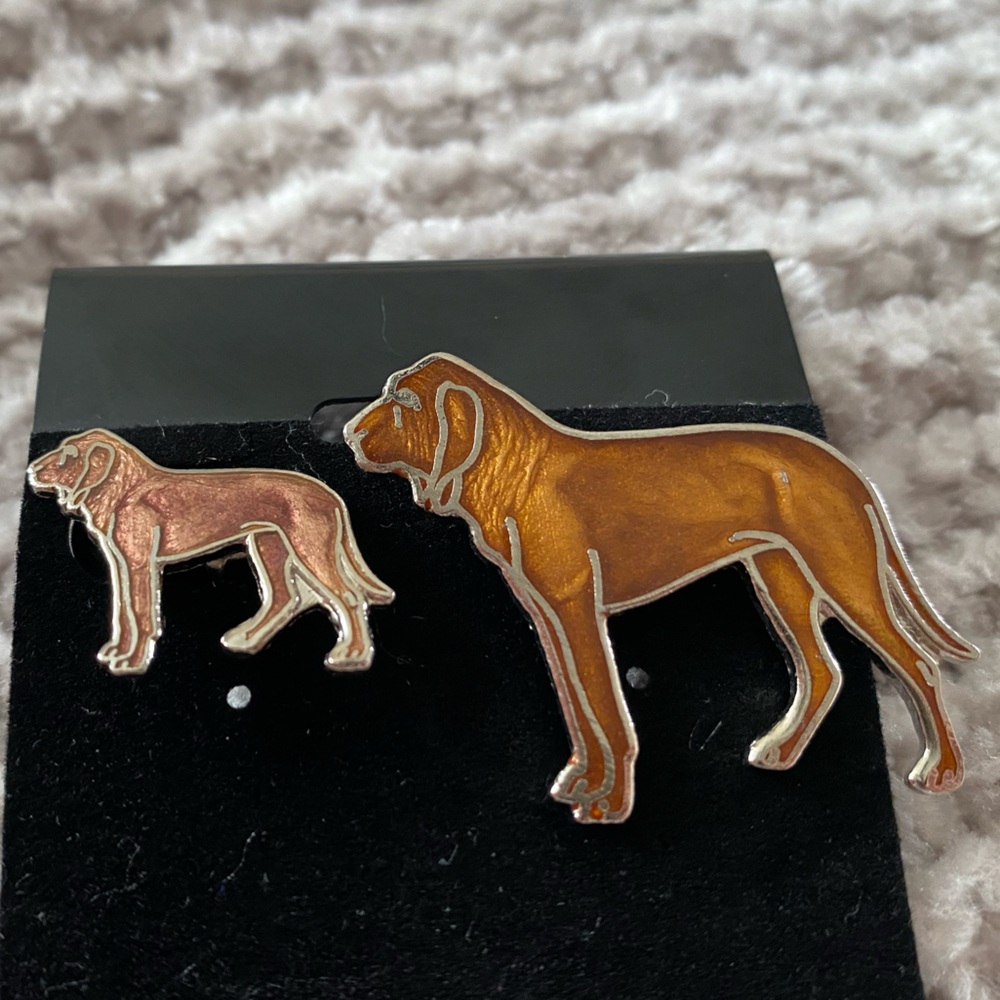Bloodhound dog pin mafco pin